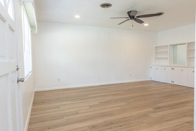 Building Photo - 108 N Kentucky Ave