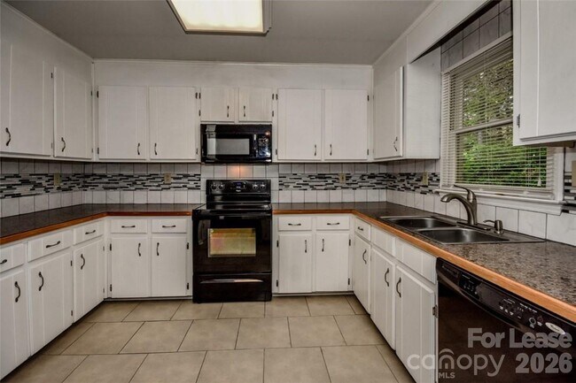 Building Photo - 7730 Deer Track Dr