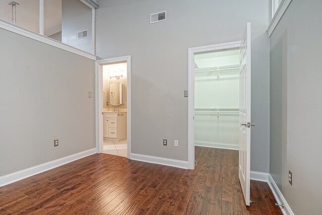 Building Photo - 6 Strawberry St