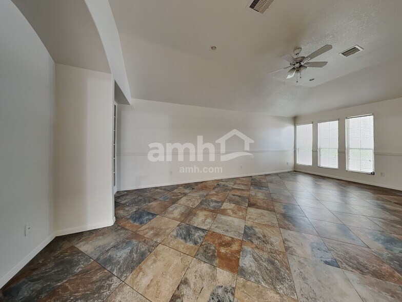 Building Photo - 2407 Aspen Dale Dr