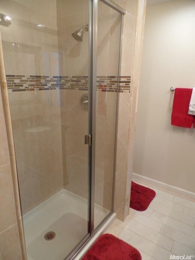 Building Photo - Upgraded 2 bedroom condo in a gated commun...