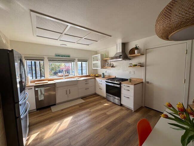 Building Photo - Beautiful Home on a quiet street