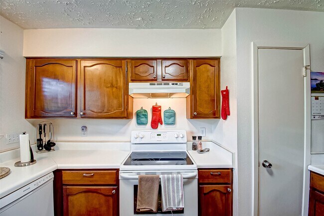 Building Photo - 7211 Skylight Ln