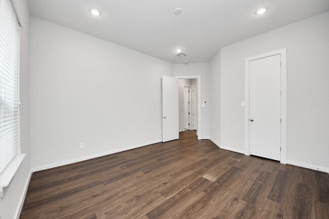 Building Photo - 608 Thornton Rd