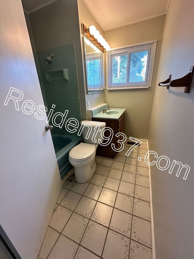 Building Photo - Updated 3 Bed 1 bath Home