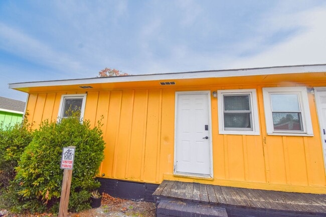 Building Photo - 2 Bedroom 1 Bathroom Updated Apartment! No Pets