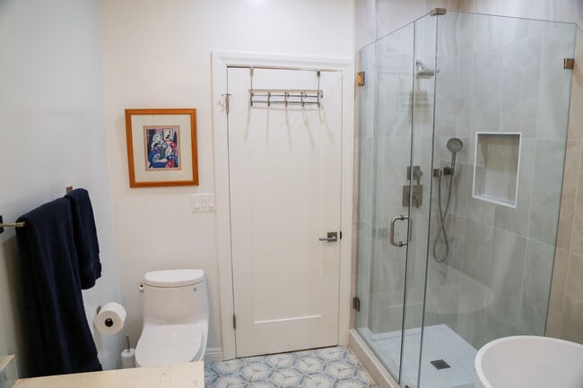 Building Photo - 601 S Sweetzer Ave