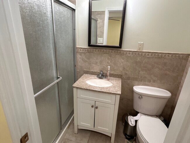 Building Photo - 879 Grove Ave