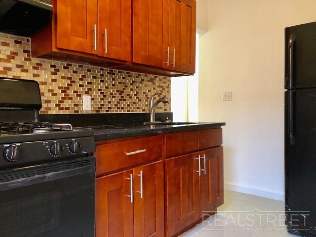 Building Photo - Just in! Well Priced 1 Bed in Bedstuy!