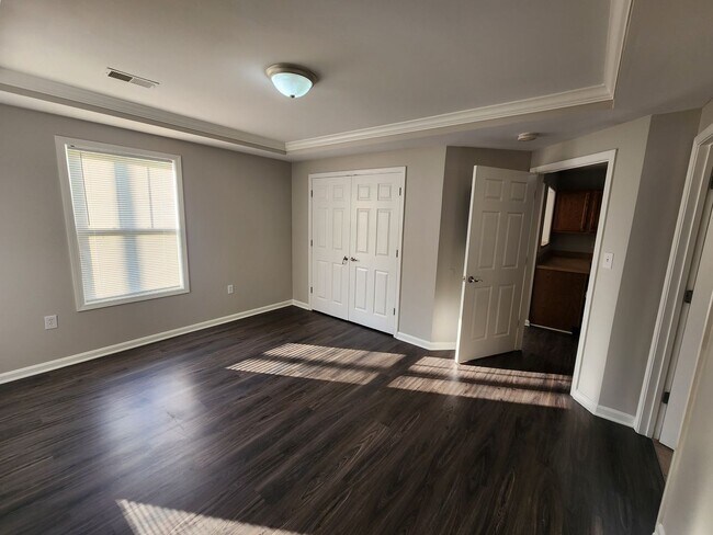 Building Photo - Beautiful 2 bedroom 2 full bath condo close to clubhouse and pool