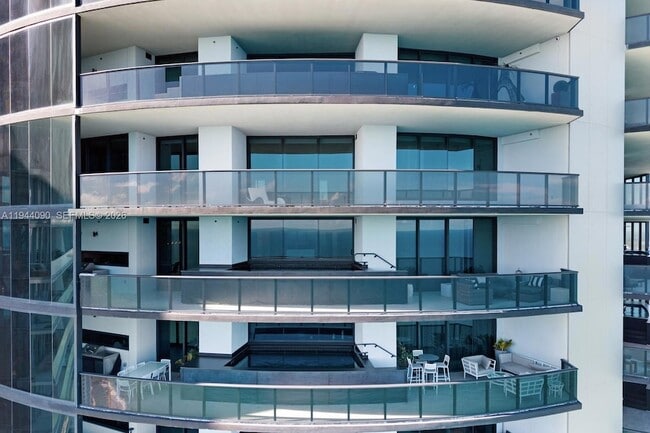 Building Photo - 18555 Collins Ave