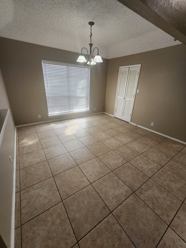 Building Photo - 3 bed 2 bath home, 2 car garage, 2 living areas!