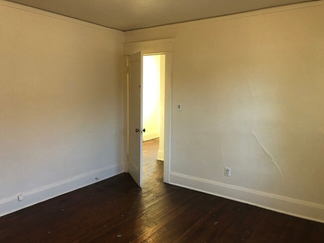 Building Photo - Vintage Campus House ~  3 bedrooms, 1.5 bath