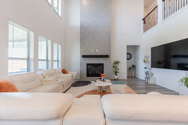 Building Photo - 2332 Giona Pl