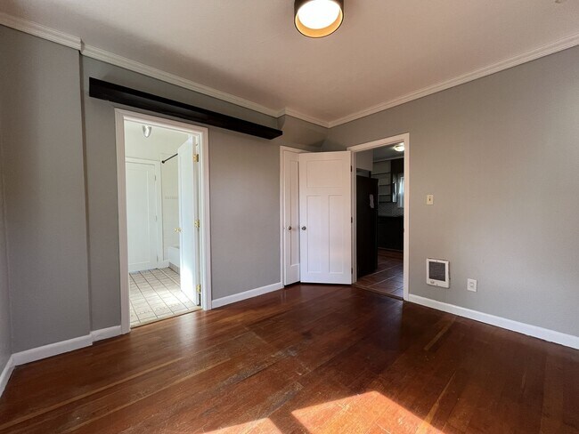 Building Photo - Charming St. Johns Bungalow with Fireplace, Bonus Space & Large Backyard