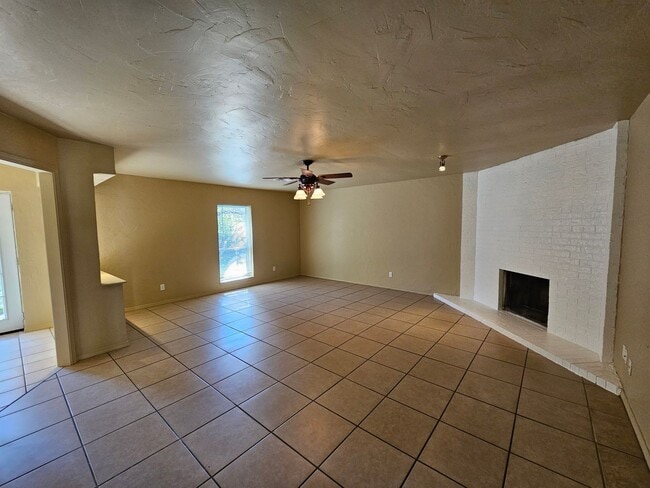 Building Photo - (3) Bed/(2) Bath Pets Negotiable Avail NOW!