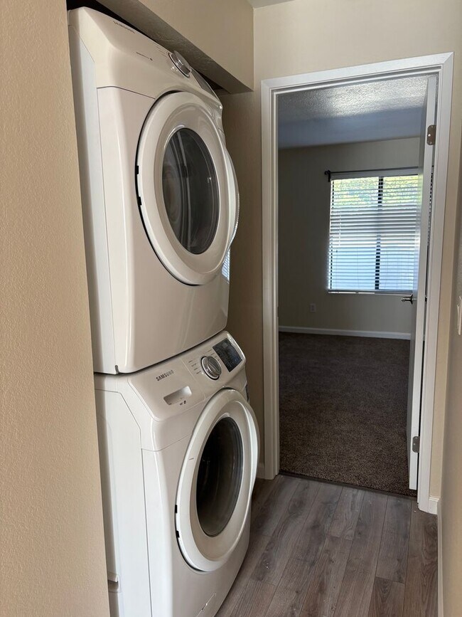 Building Photo - 244 Park Pl Dr