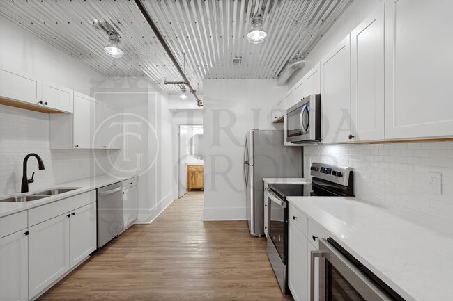 Building Photo - Apt 4 Avail July 18th!  Unique 2 BR, 2 BATH Apt in the HEART of Mt Washington!  3 Off Street Park...