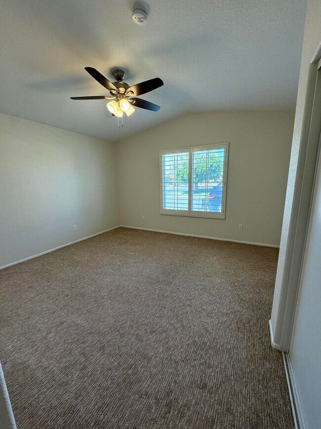 Building Photo - 49590 Lincoln Dr