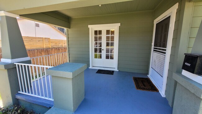 Building Photo - Vacancy at Whittier Duplex!