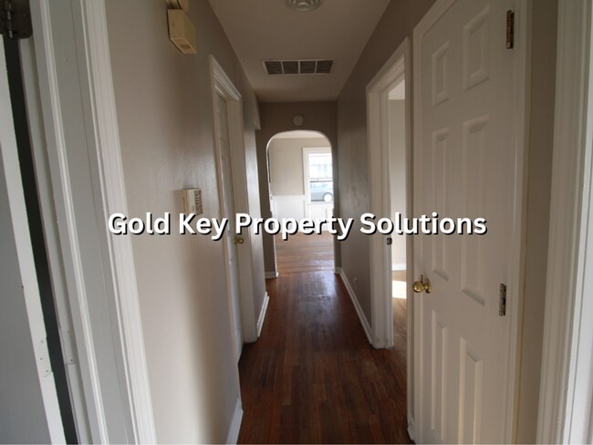 Building Photo - 3 BR 1 BA House with Garage Across from Pu...