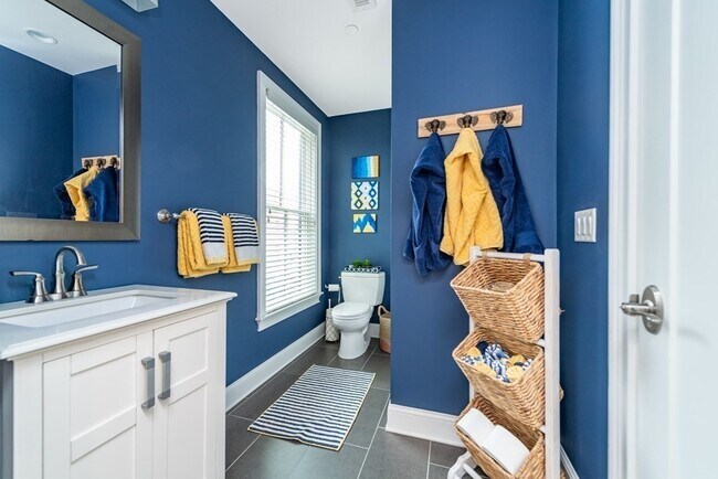 Building Photo - 880 E 2nd St