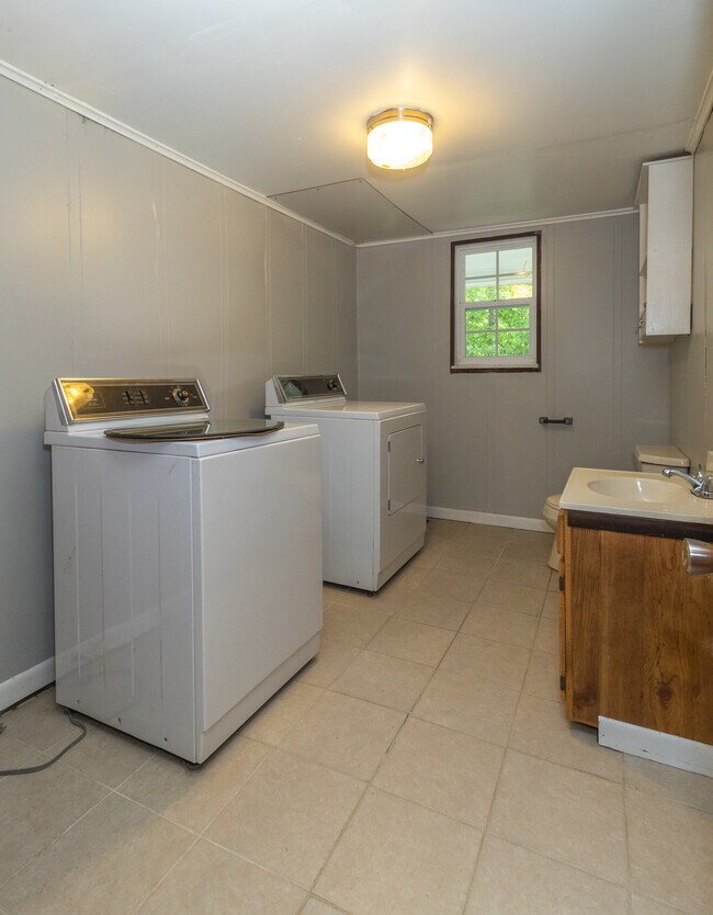 Building Photo - 513 Benton Cir