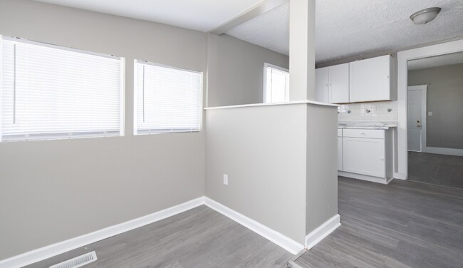Building Photo - Now available !! Cute 3 bed 2 bth bungalow