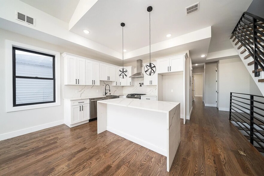 Kitchen - Empty - 99 Hague St