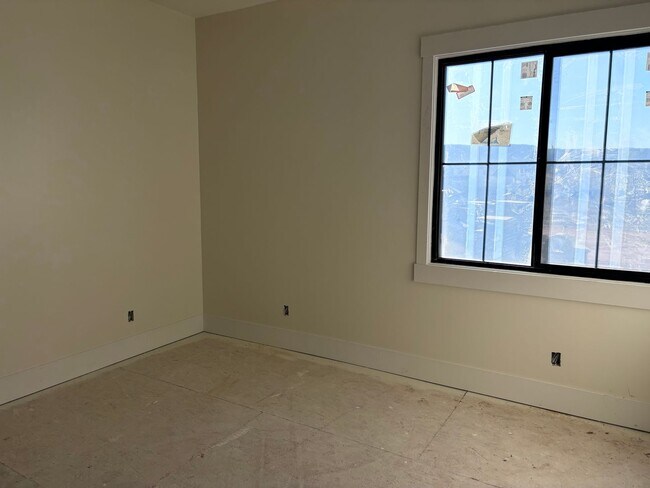 Building Photo - 5 bed 4.5 bath home with pool in Crimson Cliff Boundary