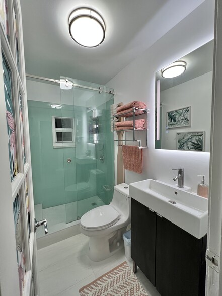 Guest Full Bathroom - 1328 SW 21st Ter