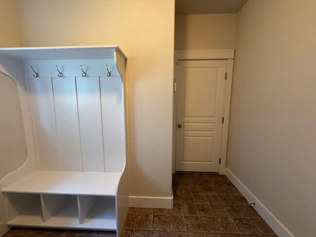Building Photo - Spacious 3 Bedroom Home with Main-Level Primary Suite in Greenbriar Commons