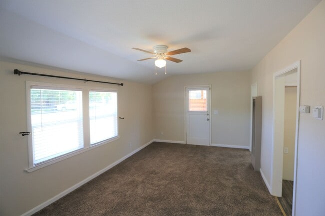 Building Photo - Charming Family Home in the Heart of Patterson