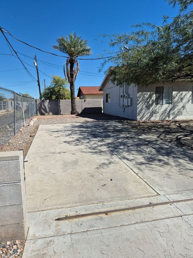 Building Photo - Refreshed 3 Bed/2 Bath Duplex