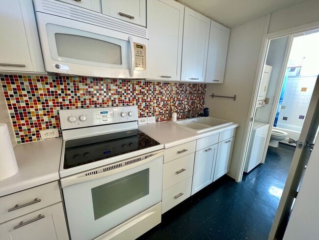 Building Photo - 1 Bedroom/1Bathroom/1Parking Unit Available Soon in Century Park Plaza!