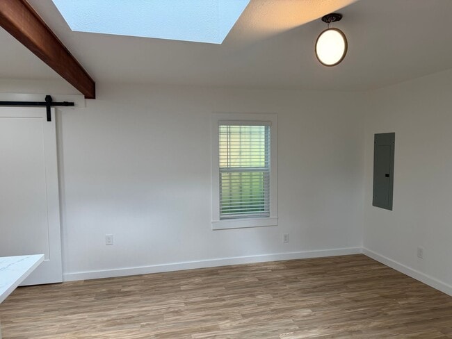 Building Photo - Luxury 2 bedroom 1 bath duplex in a great neighborhood!