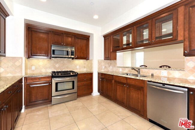 Building Photo - 2347 Fox Hills Dr