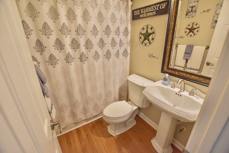 Building Photo - 407 Cook St