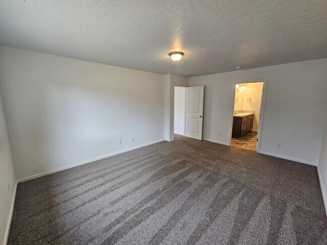 Building Photo - Beautifully Home in the Valley