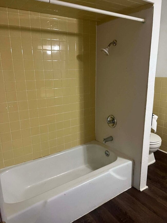 Building Photo - 901 W 7th St