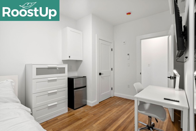 Building Photo - RoostUp Furnished Private Bedroom with Pri...
