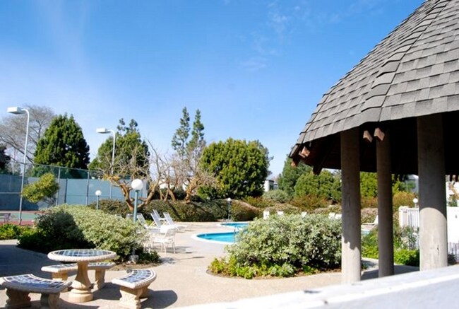 Building Photo - Woodlands in La Jolla  2 bedroom 1 bath to...