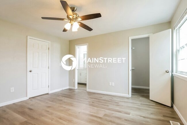 Building Photo - 3 Bedroom Pet-Friendly Home in DENVER, CO with Main Street Renewal