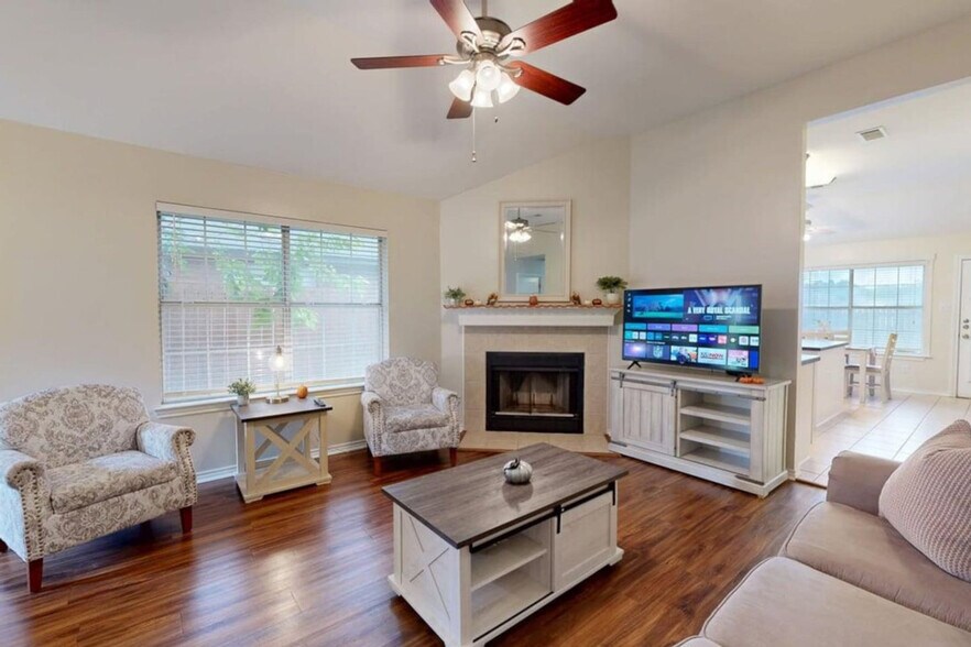 Building Photo - 810 Camellia Ct
