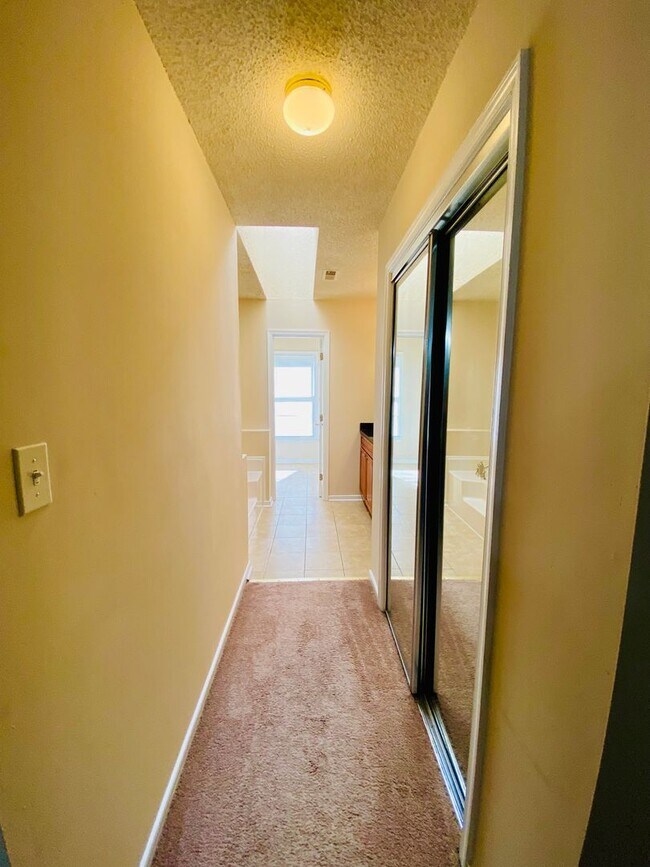 Building Photo - Beautiful and Spacious 3bdrm/2.5bth Home C...