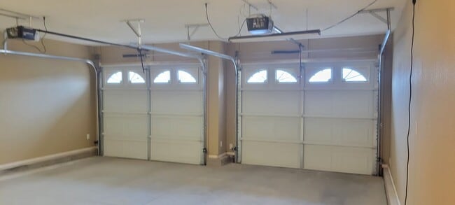 Building Photo - LARGE 4 BEDROOM HOME IN NORTHEAST CLOVIS