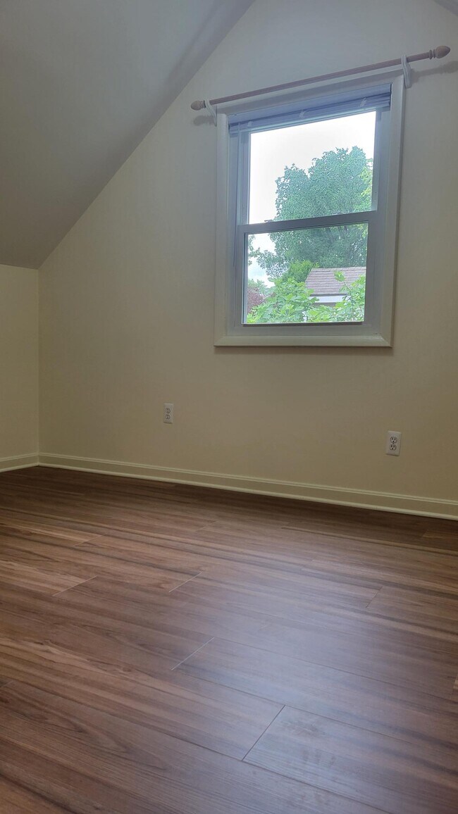Building Photo - 9011 Lindale Dr