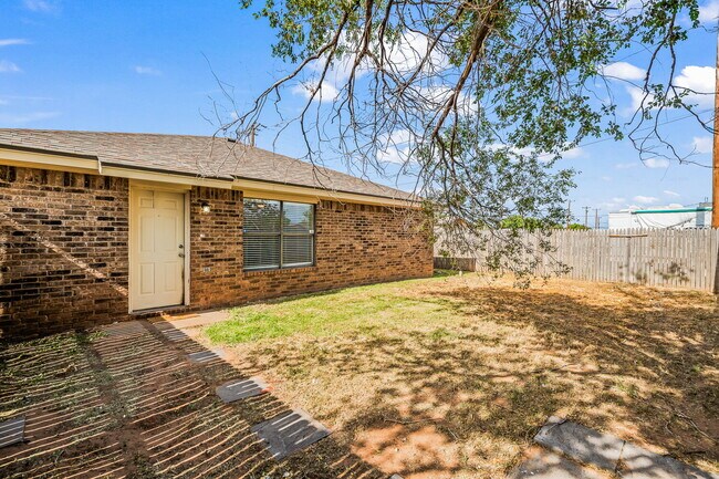 Building Photo - Half off first full months rent/Convenient to SPC/Tech and Med Community