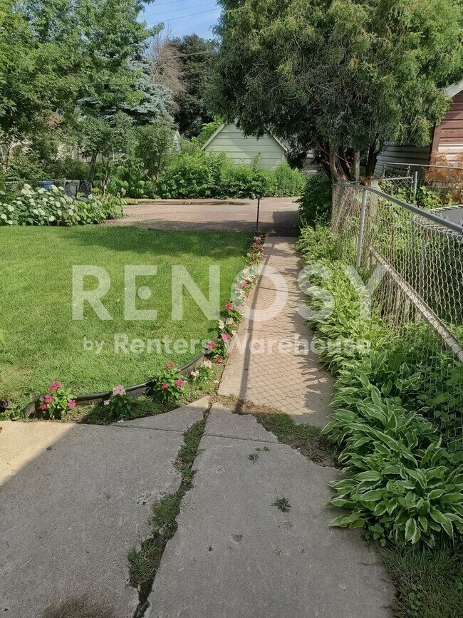 Building Photo - 1BD/1BA Duplex in Saint Paul Available Now