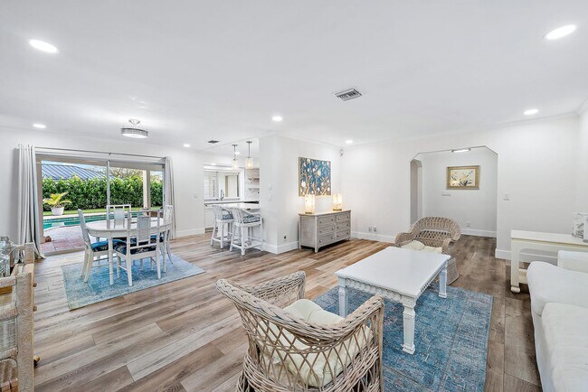 Building Photo - 305 Country Club Dr